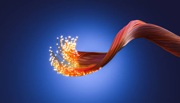 bout d'un câble de fibre optique lumineux sur fond obscur